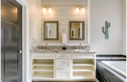 Centrally Located Stunning 3BR 2BA Near Downtown - Foto 58