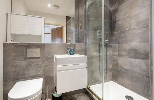 London Eye ,split level and private patio,sleeps 6 - Foto 25