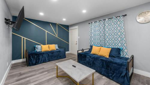 Chic Heights Retreat with Pool and Free Parking - Foto 3