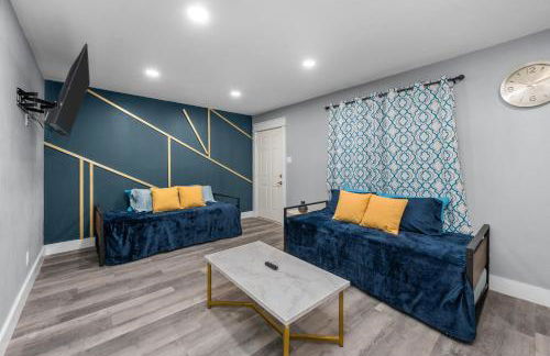 Chic Heights Retreat with Pool and Free Parking - Foto 3