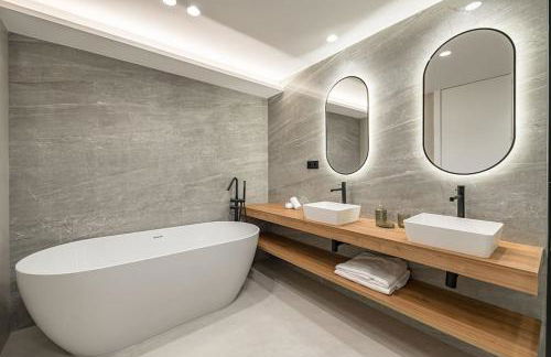 Location, Luxury & Style Best 5Bed in Madrid - Photo 13