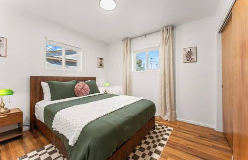 The Aspen is a mid-century modern upstairs unit. - Foto 24