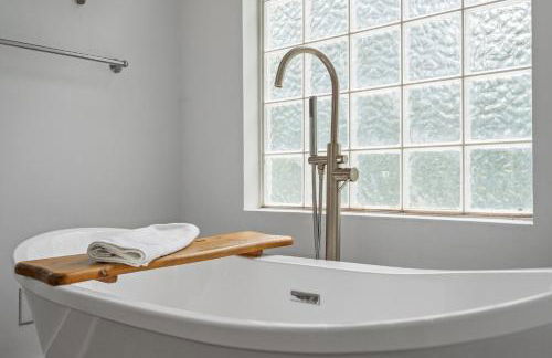 Grandma's Farm on 6 acres with Lighted Barn and River Access - Foto 42