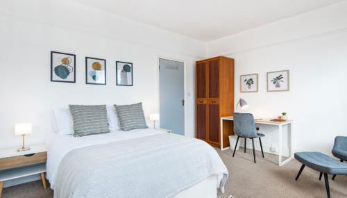 King Room with a shared Kitchen and bathroom in a 5-Bedroom House at Hanwell - Foto 1