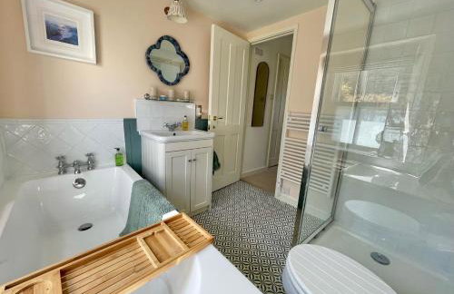 Enchanting Harbourside Cottage with Panoramic Views - Foto 27