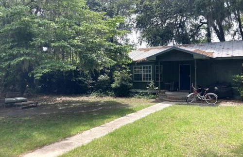 Tucked Away Newly Renovated 2 Bedroom/ 1 Bath Sleeps 8 - Photo 12