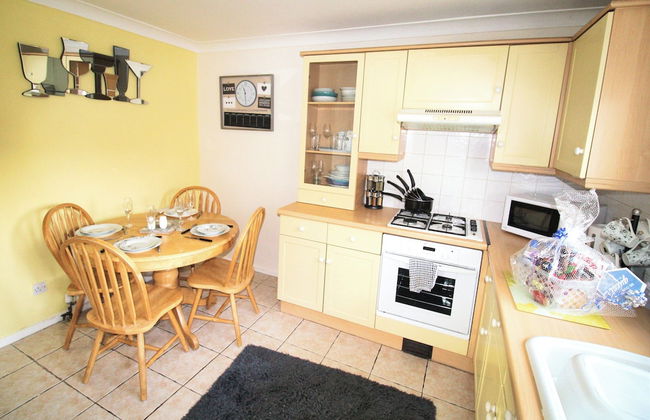 2 Bed House - Sleeps 4 - Parking - Pets - Garden - Photo 5