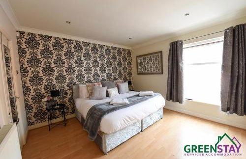 "Honeysuckle House Chester" by Greenstay Serviced Accommodation - Large 3 Bed House, Sleeps 6, Perfect For Contractors, Business Travellers, Families & Groups - Photo 4
