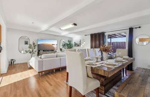 Entire Private Home with 3 Bedrooms, Gated Yard, Parking, King Bed, Available Now - Foto 8