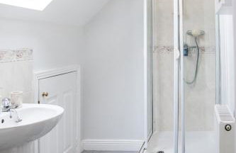 Stylish quaint home hosted by ESONGRACE Stays in Stoke-on-Trent - Perfect for Families - Contractors - Holiday makers - Emergency Housing - Professionals - Foto 17