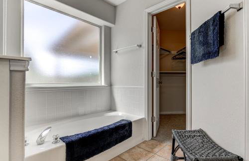 Spacious 3BR Retreat Close to Downtown & Outlets - Foto 7