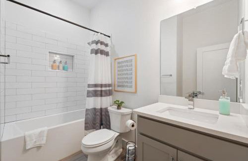 Nash House & Bars of Broadway with Patio Bar and Views! 8min Downtown! Sleeps 12! - Foto 35