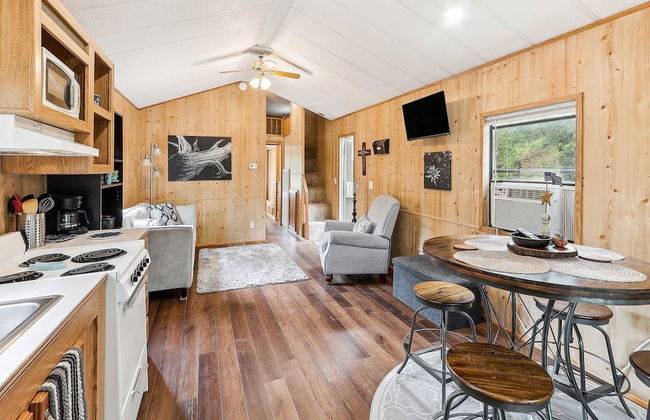 Cabin 10~ Cozy Toronto Lake Cabin ~ Walk To The Water 1 Bedroom Cabin by RedAwning - Photo 8