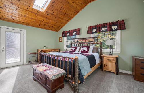 Relaxing Pocono Stay Near Lake with Hot Tub & BBQ - Foto 6