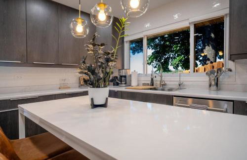 3Bed 2Bath Luxury Lake House on Myers Bay Private Pier Beach Firepit and Deck - Foto 30