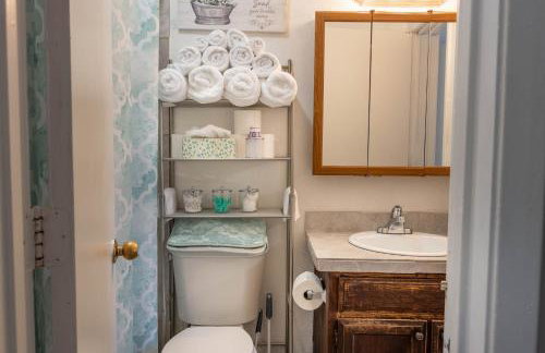 Congeniality and Comfort. All the essentials with class, 2 nights? 2 weeks? Stay, relax, work, or go out for fun. - Foto 9