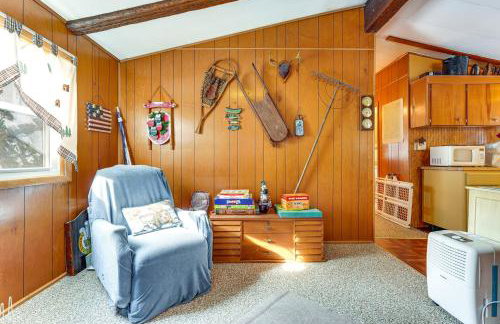 Hike, Ski and Unwind Cabin with Deck in Chester! - Foto 13