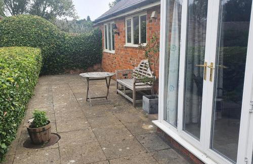 Canalside Manor House Annexe with Secure Parking - Photo 12