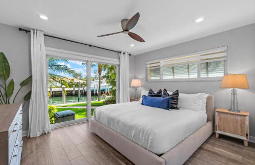 Seven Palms Waterfront- Private Dock, Heated Pool & Lanai -Walk to beach! by Maven Vacation Rentals - Foto 23