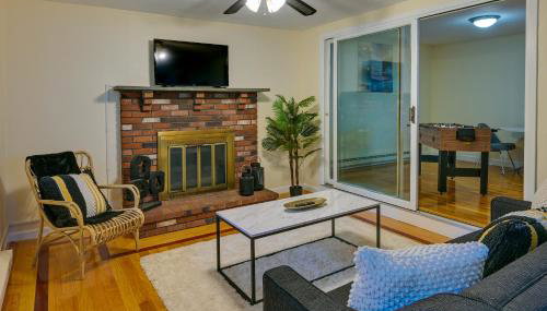 Boston Duplex with Foosball Table 11 Mi to Downtown - Foto 1