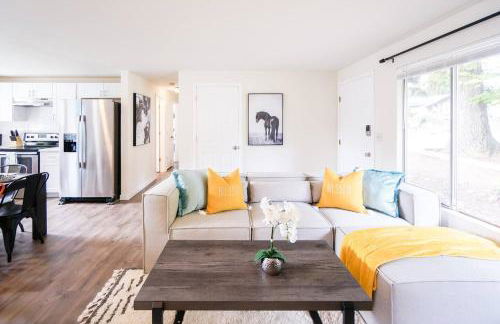 Beautiful Light-filled Farmhouse w swing & slide - Foto 1