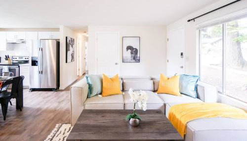 Beautiful Light-filled Farmhouse w swing & slide - Foto 1