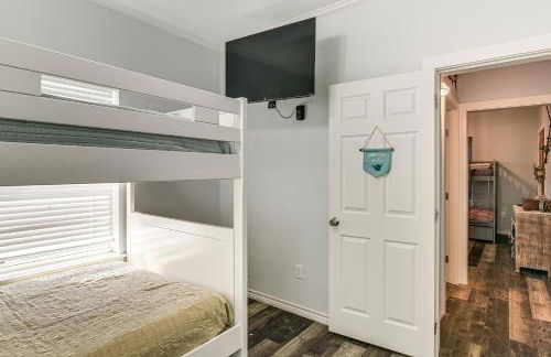 Walk to Sea Isle Beach Group Getaway with Deck! - Foto 17