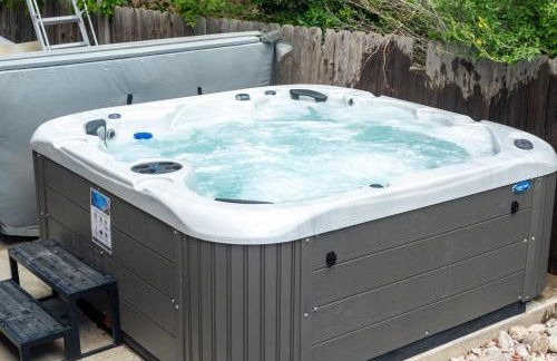 Pop Art Oasis with Karaoke Mini Golf Hot Tub and Pool - Photo 27