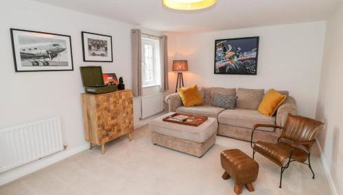 Silverstone Paddock Retreat - Photo 4