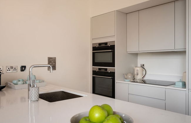 Cathedral View in Exeter - Photo 4