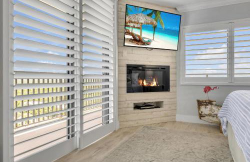 New dog-friendly Listing! Updated direct oceanfront with spacious balcony and heated pool - Foto 30