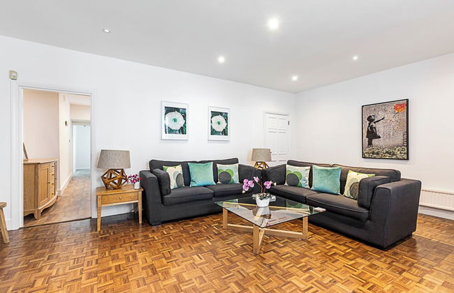 Charming Kensington Apartment - Photo 18