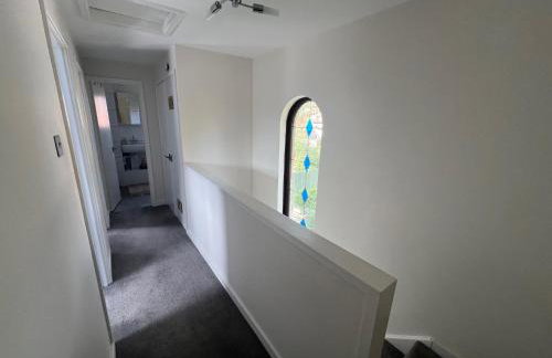 Superb Comfy 2 Bed House, Responsive & Caring Hosts Free WiFi & Parking, Close to MK Centre, Train Station, Santander, Network Rail by Webbhill Stays - Foto 46