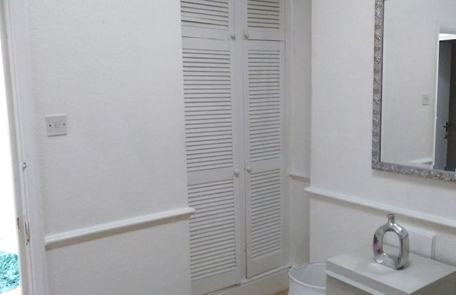 London Airport Comfort - Photo 11