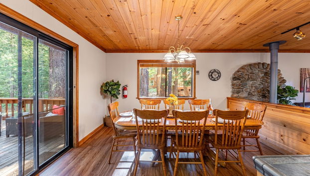 Whiskey Springs by Avantstay Classic Cabin Near Tahoe Donner Ski Area - Foto 4, Habitación