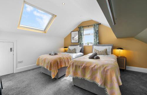 4-Bedroom Stunning Luxe, Spacious & Stylish Design House Bolton, Sleeps 11, with Parking Central Bolton, Links to Manchester, Pet-Friendly, Best For Groups! WORK CONTRACTORS SPECIAL OFFER! - by Blue Puffin Stays - Foto 48