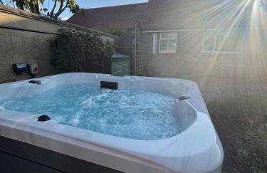 Hot Tub Free Parking 5 Bedroom Large Space - Photo 40