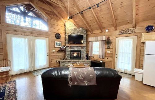 Romantic, pet friendly cabin with private hot tub, washer/dryer and full kitchen Studio Cabin by RedAwning - Foto 14