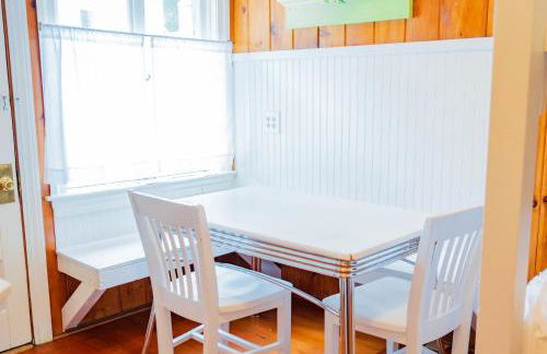 Cottage 5-6 - 2 Bedroom 1 Bath End Unit with Kitchenette Private Courtyard Pet Friendly fee applies - Photo 9