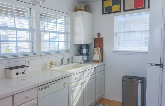 2nd Row Beach Home Ocean Views Old School Vibes - 1 min Walk to Sunny Beach - Foto 16