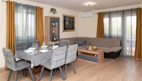 5 Bedroom Amazing Home In Bogatic - Foto 2