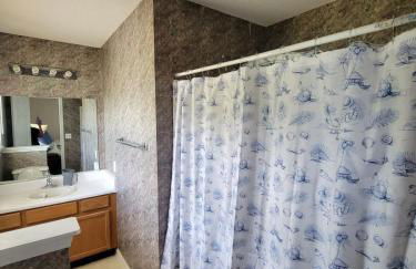 Great 4BR Home Near Emerald Pointe & Downtown - Foto 45