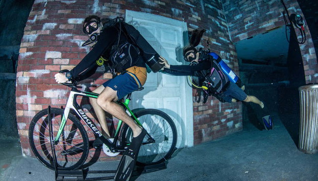 Plongée à Deep Dive Dubaï - Photo 2, Les plongeurs interagissent dans la piscine de Deep Dive Dubaï