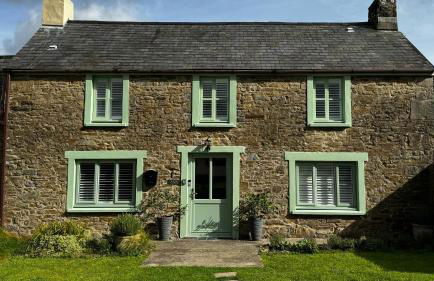 Spacious 4 Bedroom Farmhouse - Photo 2