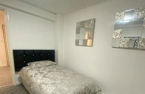 3 Bed Apartment - Sleeps 6 - Free Parking Wifi - Photo 8