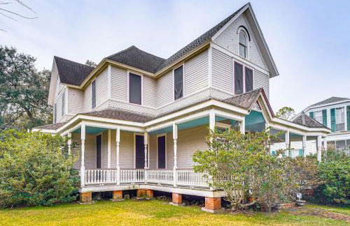 Historic Home with Fireplace and Porch Walkable Area! - Foto 23
