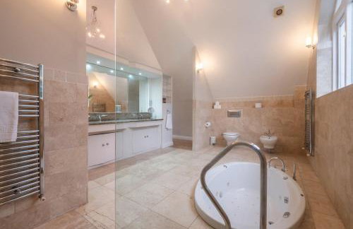 5BDR Luxe Villa By Torr Property Group Short Lets & Serviced Accommodation With Free Parking & River View Stratford-Upon-Avon - Foto 29