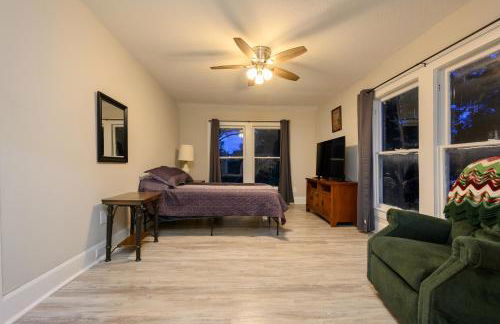 Promise Land Manor Historic home lake access, near parks and venues - Foto 40