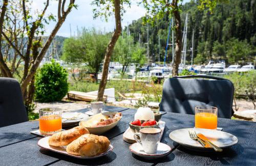 Mila and Jurija Formenti 2 apartments in heart of nautic marina, with heated swimming pool May till October, bikes, Sup, kajak, free parking in our garden - Photo 7