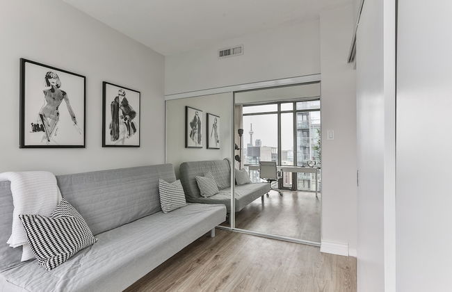 Bright Sub-Penthouse on Bay St - Photo 7